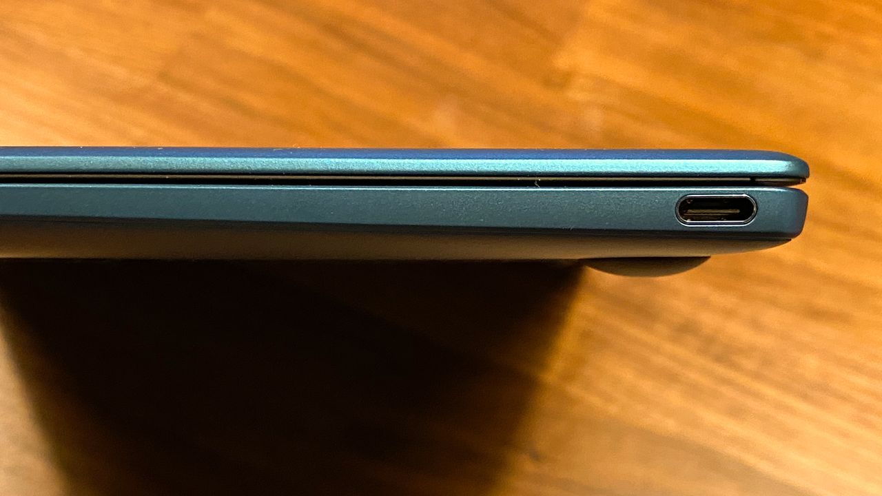 P&aring; andra sidan finns en till USB-C.
