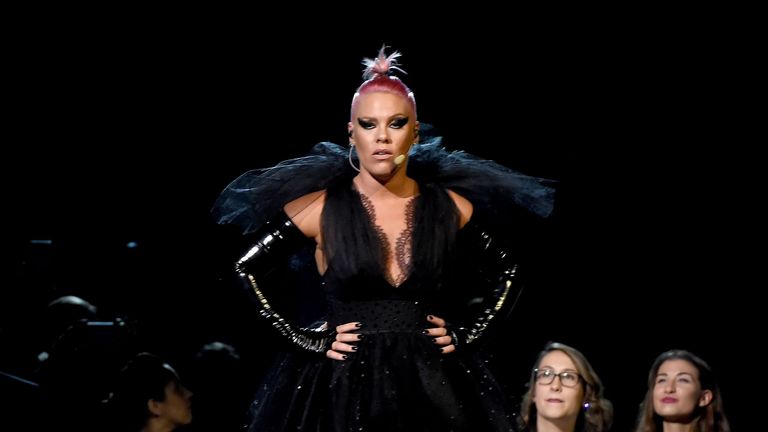 Performance, Entertainment, Fashion, Performing arts, Event, Performance art, Stage, Dance, Fashion design, Dancer,