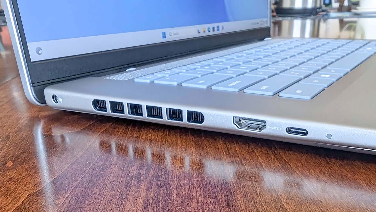 Dell Inspiron 16 Plus 7640 right ports.