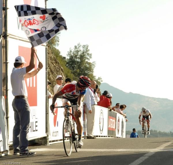 Luis Mansilla crosses the line ahead of Felix Cardenas