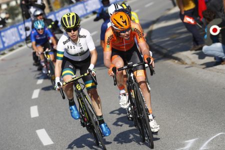 Amanda Spratt tries to follow Van der Breggen