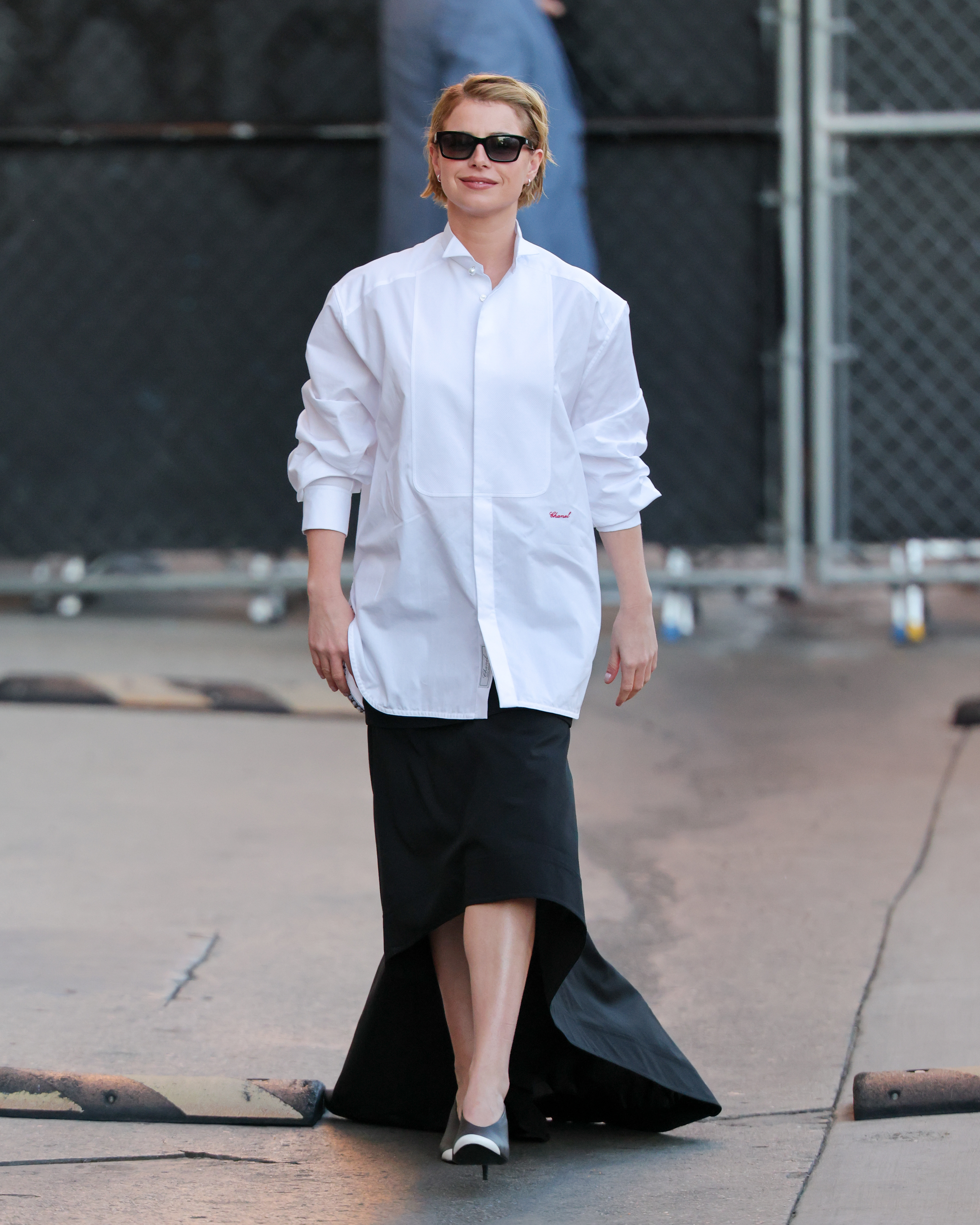 Jessie Buckley arrived at the Jimmy Kimmel Live show in the button-down trend