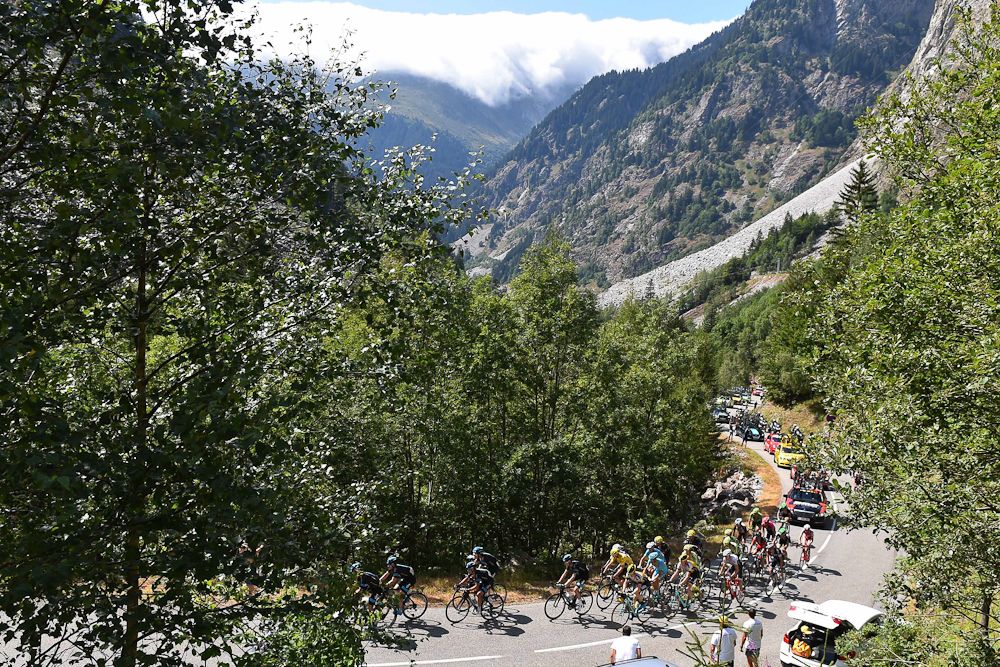 The GC groups climbs through the Alps.
