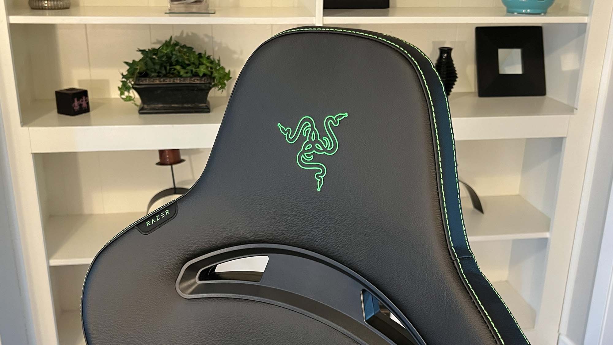 Um close do apoio de cabeça do logotipo Razer no Razer Enki