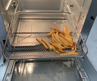 Fries cooked in the HYSapientia 15L Air Fryer.
