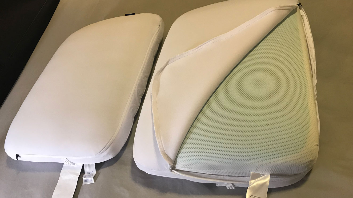 Um par de almofadas de espuma Casper com tecnologia Snow, uma com a capa aberta