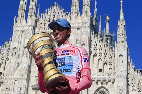 Giro winner Alberto Contador shows off his trophy in front of Milan's stunning Duomo.