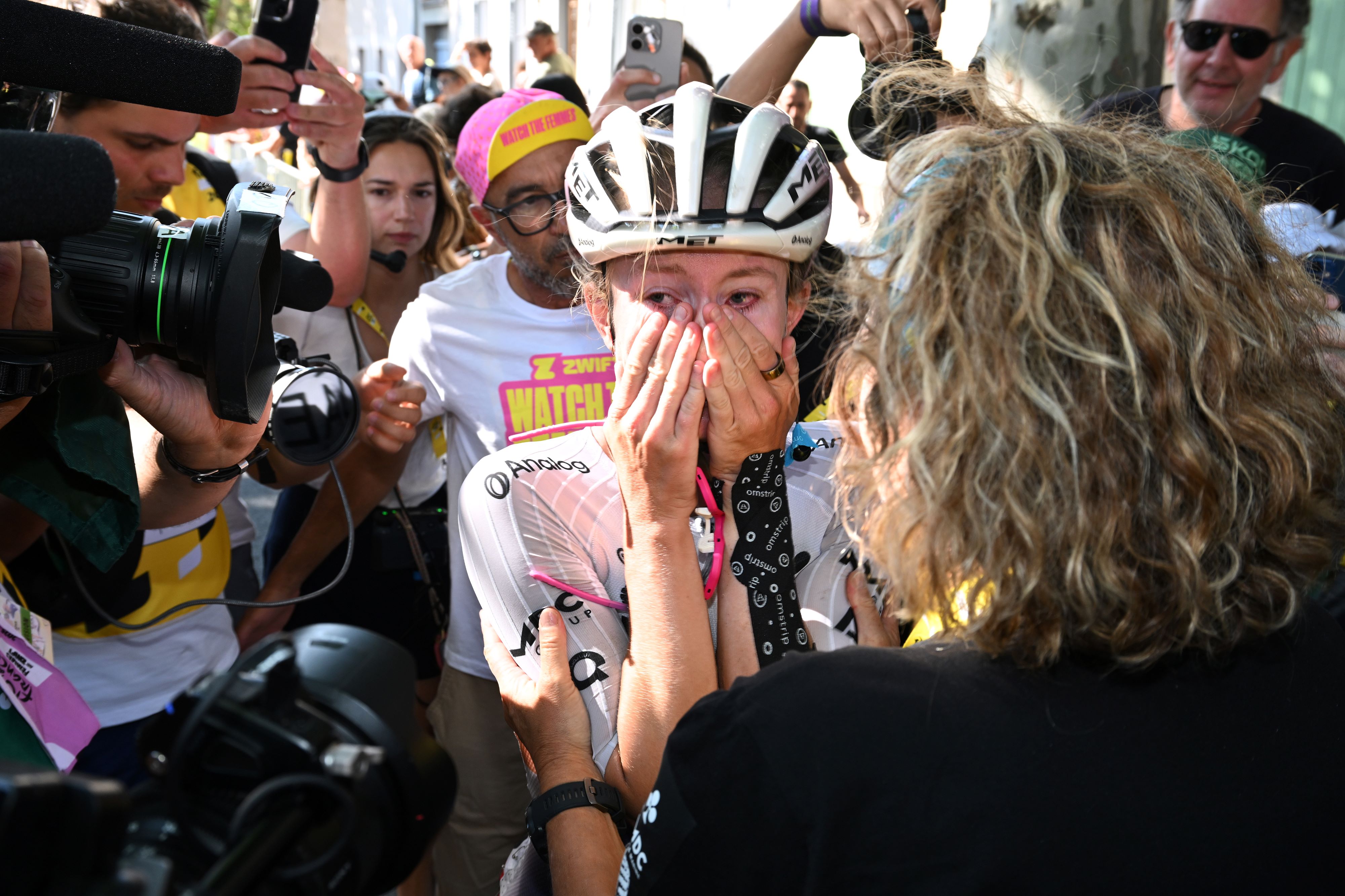 Maeva Squiban after winning stage 6 of Tour de France Femmes 2025