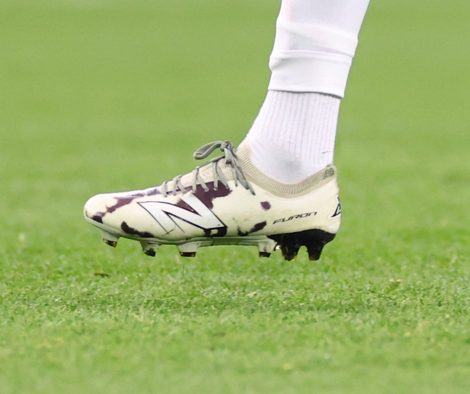 A close-up of Bukayo Saka wearing the New Balance Furon Elite V9 x Stone Island boots