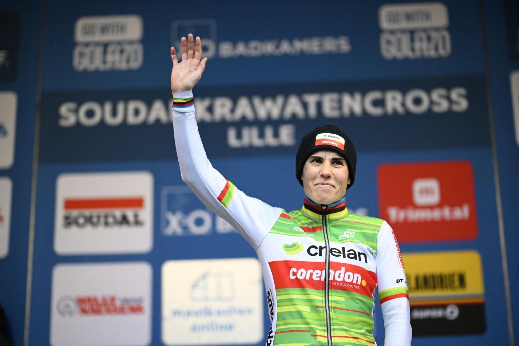 Belgian Sanne Cant salutes the fans on the podium after the women&#039;s elite race of the Krawatencross cyclocross in Lille, stage 7 (out of 8) in the X2O Trofee Veldrijden competition, Sunday 09 February 2025.
BELGA PHOTO JASPER JACOBS (Photo by JASPER JACOBS / BELGA MAG / Belga via AFP)