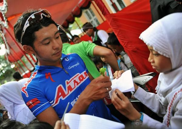 Masakazu Ito (Aisan Racing Team) signs an autograph