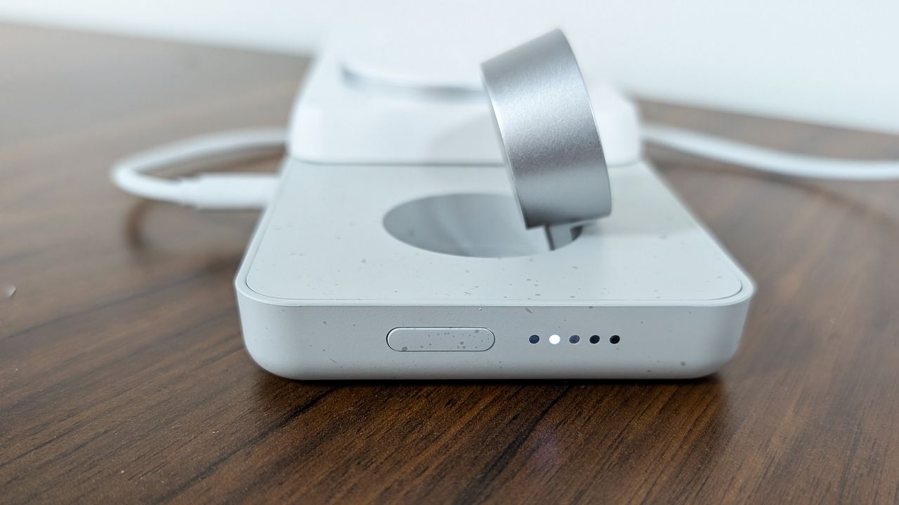 The indicator lights on the Journey Glyde 4-in-1 travel charger
