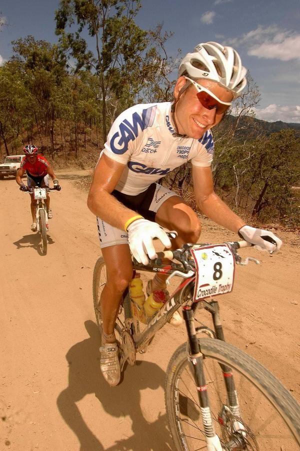 Urs Huber has time to smile as he puts pressure on Bart Brentjens