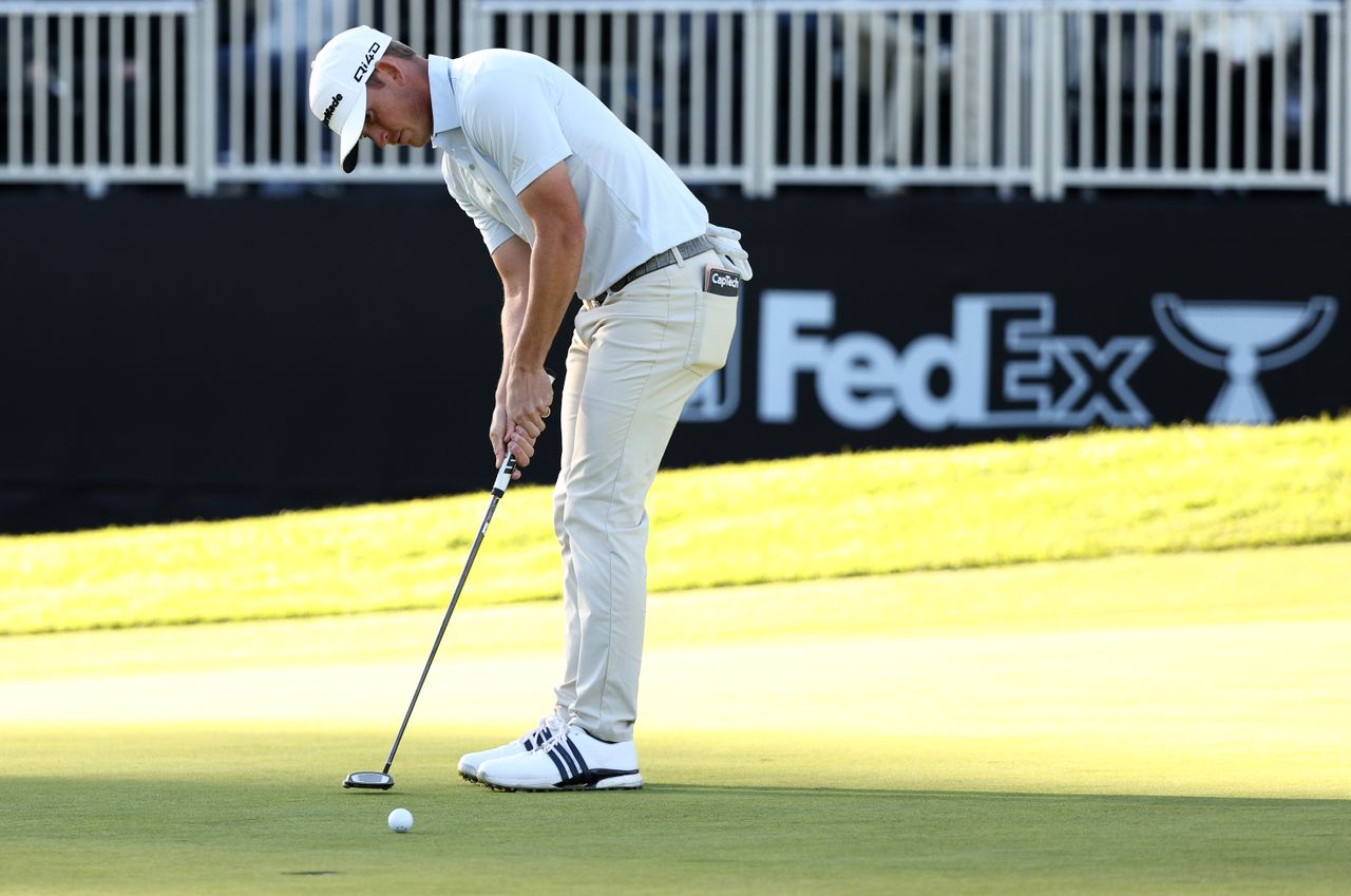 Jacob Bridgeman hits a putt