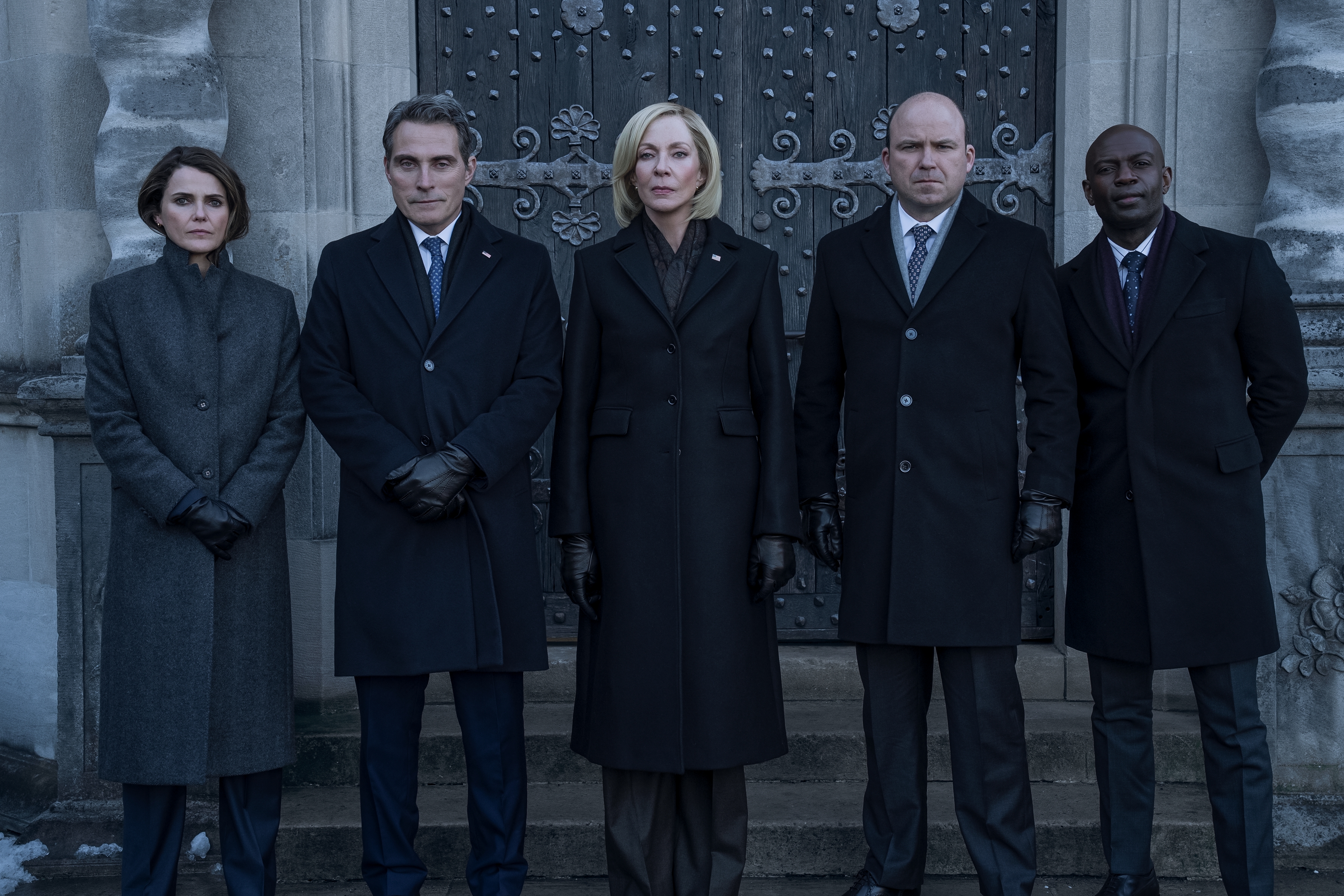 The Diplomat. (L to R) Keri Russell as Kate Wyler, Rufus Sewell as Hal Wyler, Allison Janney as Grace Penn, Rory Kinnear as Nicol Trowbridge, David Gyasi as Austin Dennison in episode 308 of The Diplomat. Cr. Clifton Prescod/Netflix &amp;copy; 2025