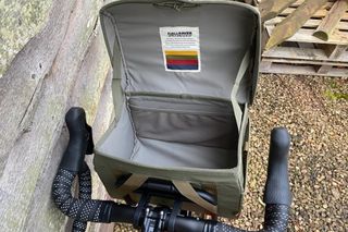 Image shows the Specialized/Fjällräven handlebar bag and rack