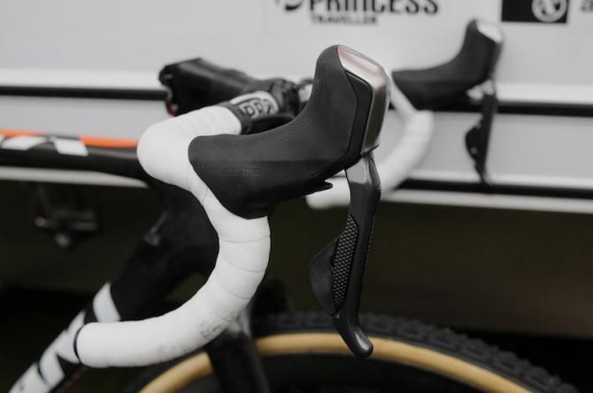 Vos has fully embraced disc brakes, running Shimano's Di2 R785 hydraulic system