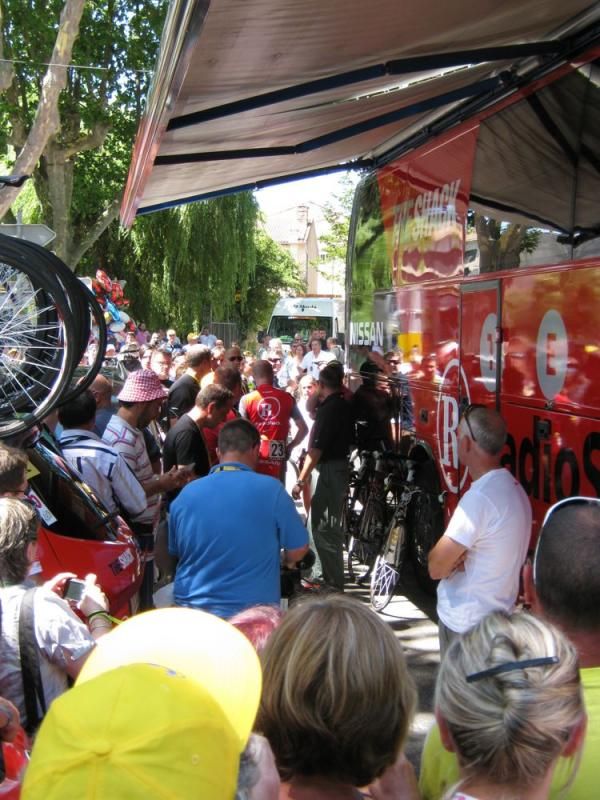 Lance Armstrong maybe out of overall contention but the RadioShack bus still attracts a huge crow