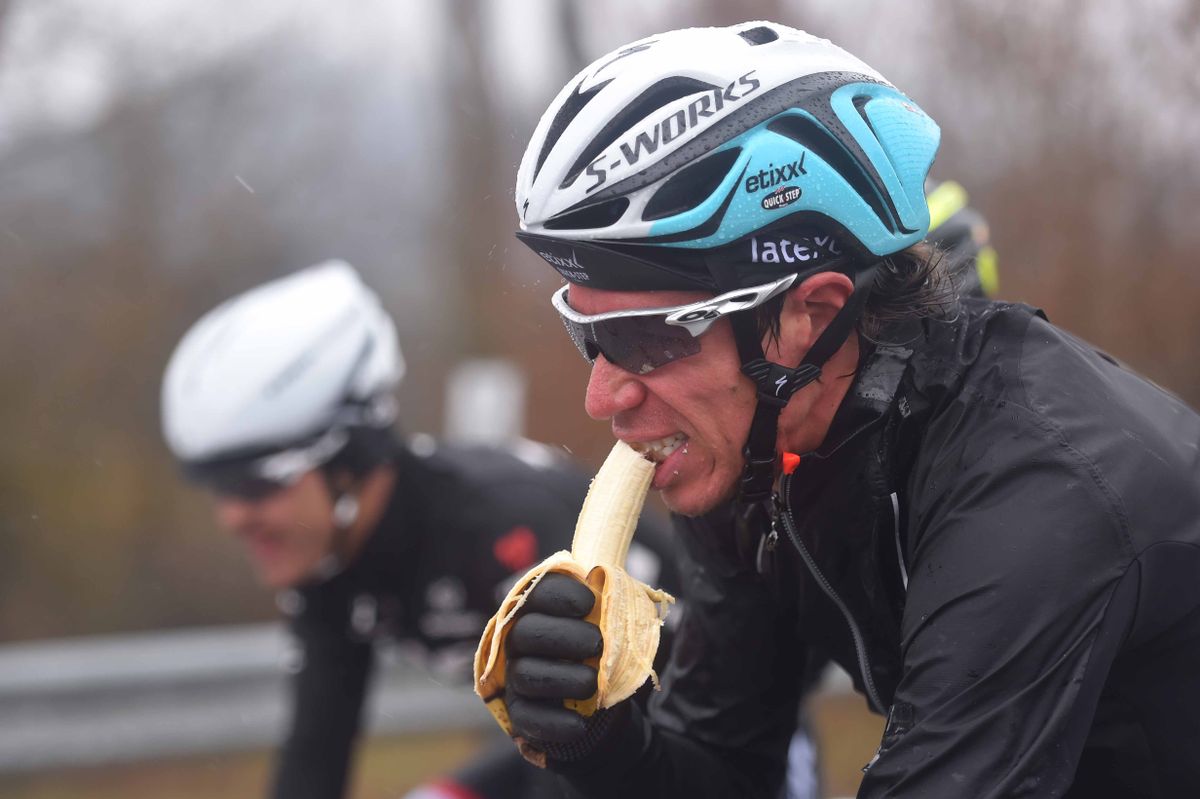 Rigoberto Uran (Etixx-Quick Step) had warm enough hands to eat a bannana