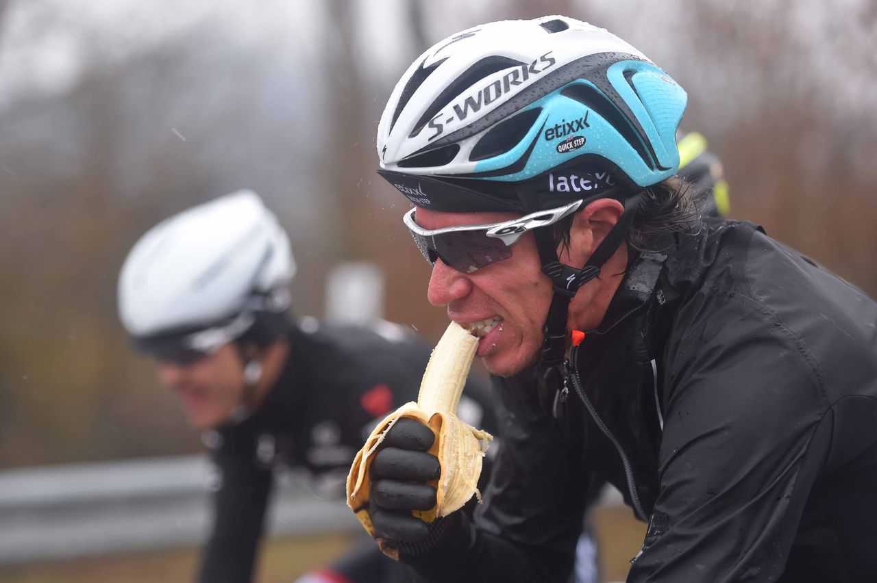 Rigoberto Uran (Etixx-Quick Step) had warm enough hands to eat a bannana