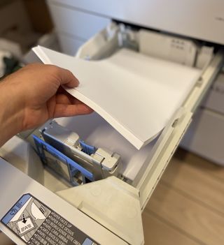 Papir som blir puttet inn i printer