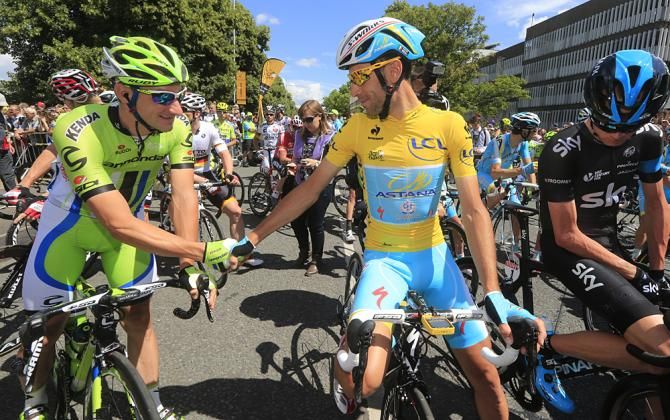Elia Viviani and yellow jersey holder Vincenzo Nibali at the start