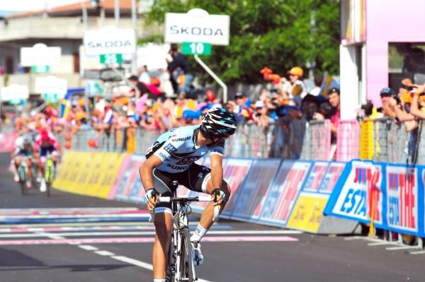 Alberto Contador (Saxo Bank-SunGard) looks back to see where his rivals are