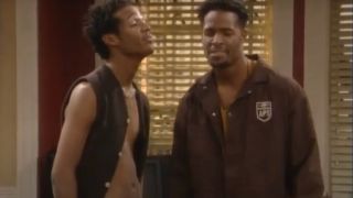 Marlon Wayans and Shawn Wayans having a conversation in their living room in The Wayans Bros.
