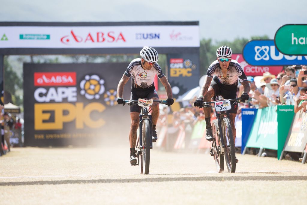 Jaroslav Kulhavy and Christoph Sauser (Investec-Songo-Specialized) finish