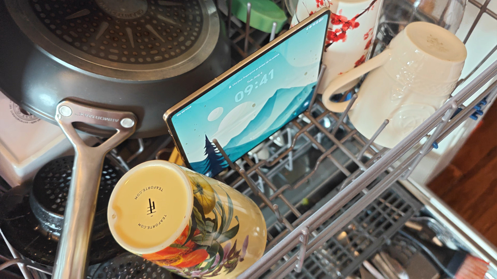Putting the Honor Magic V6 in the dishwasher