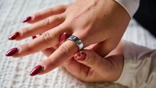 Our sleep tech tester testing the silver Oura Ring 4