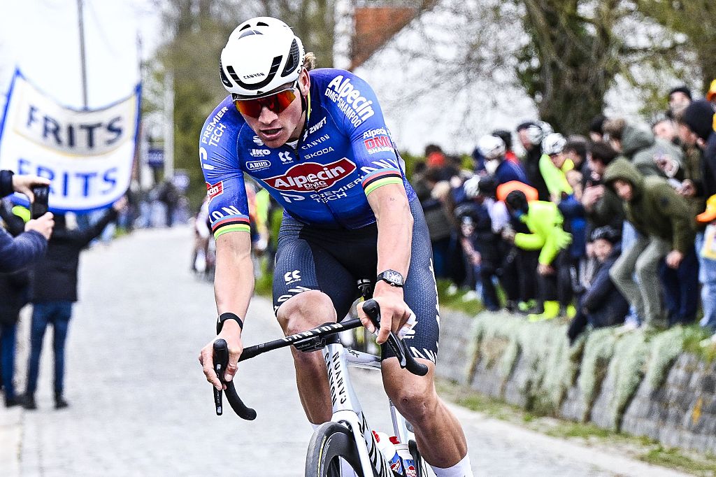 E3 Saxo Classic LIVE: Mathieu van der Poel attacks alone and is in pursuit of the day's break