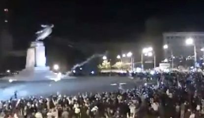 Ukrainian protesters topple iconic Lenin statue