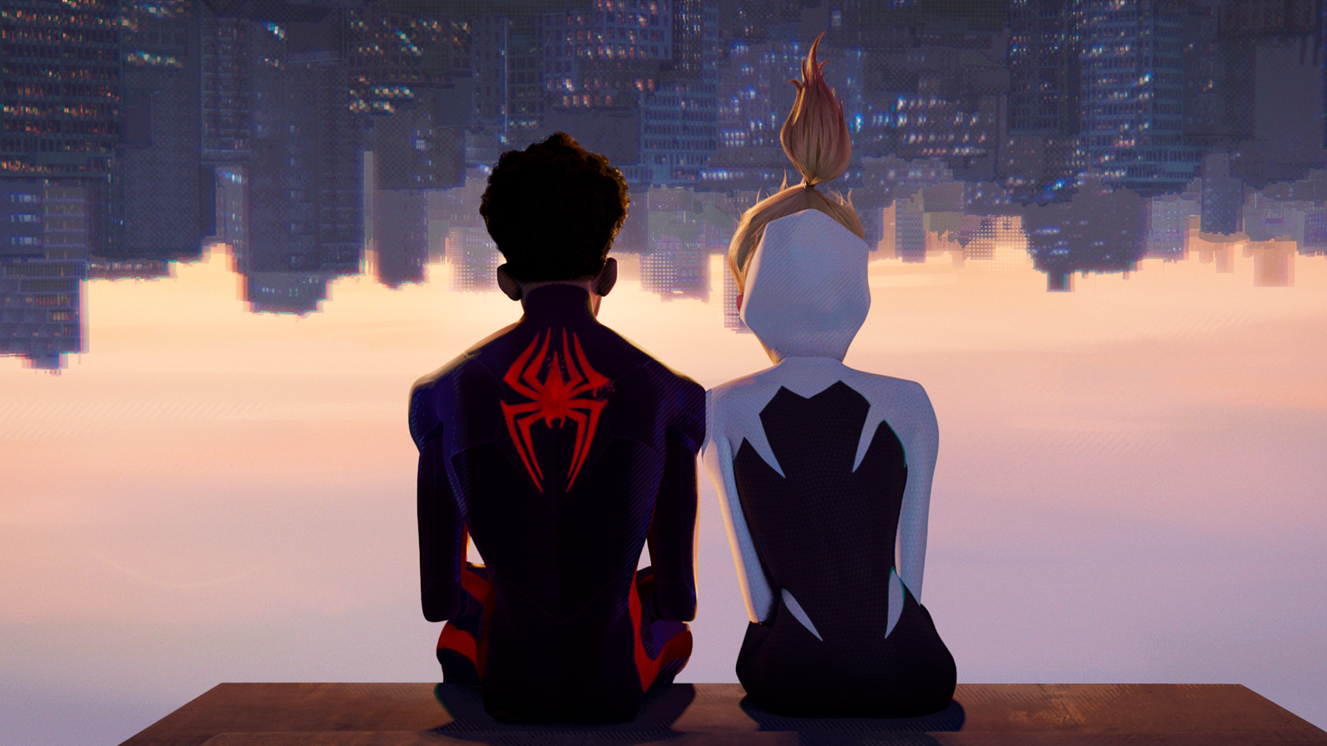 Gwen se apoya en Miles mientras cuelgan boca abajo en una toma invertida de Spider-Man: Across the Spider-Verse