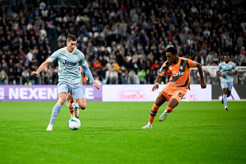 TURIN, ITALY - SEPTEMBER 27: Dusan Vlahovic of Juventus competes for the ball with Honest Ahanor of Atalanta during the Serie A match between Juventus FC and Atalanta BC at Allianz Stadium on September 27, 2025 in Turin, Italy.
