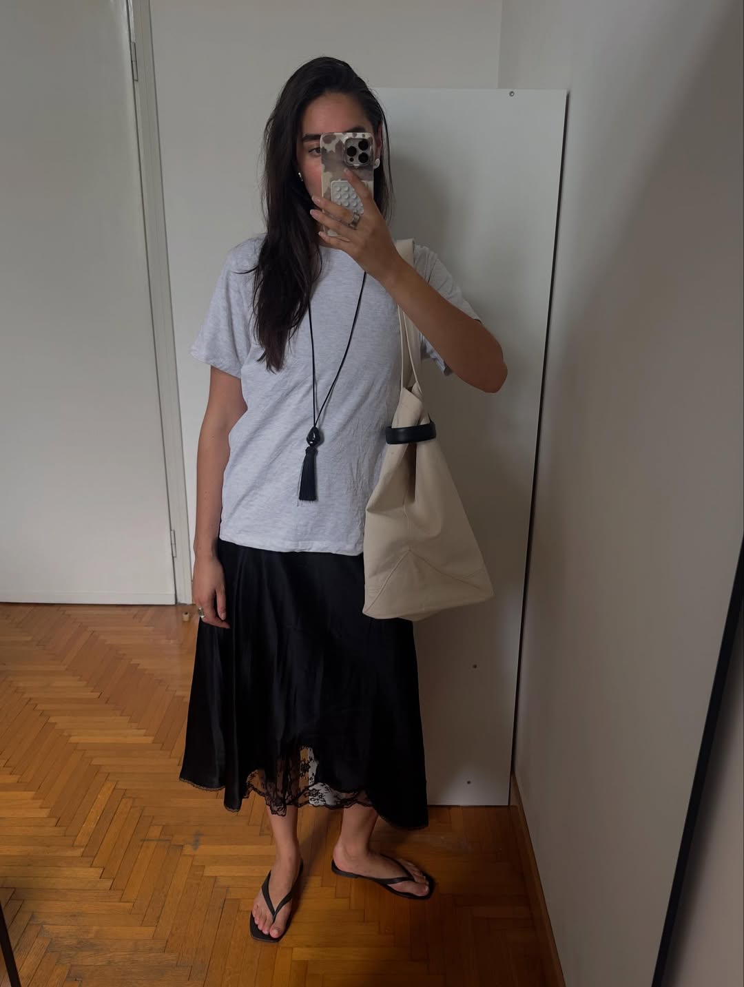 Woman wearing a lazy summer layering outfit idea.