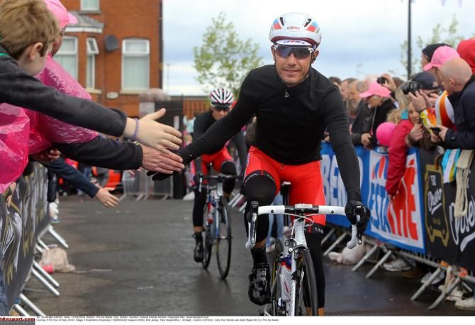 Joaquim Rodr&iacute;guez at the start giving high fives