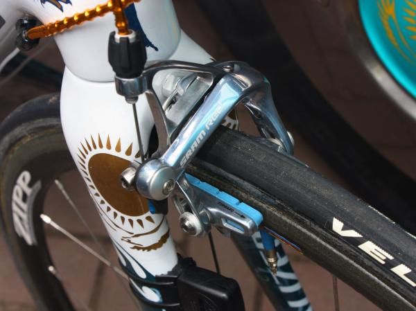 Blue carbon-specific blocks are mounted in Alexandre Vinokourov's (Astana) SRAM Red brake calipers.