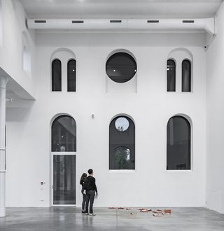 PLATO Ostrava Gallery by KWK Promes white interior