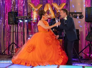 Paul Foreman joins Gemma for a duet in Coronation Street. 
