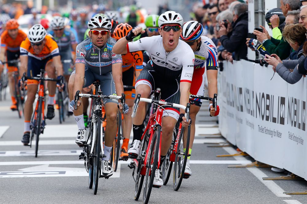 Giacomo Nizzolo salutes his victory.