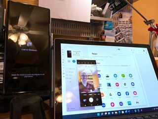 Samsung Galaxy S22 Ultra koplet til Windows 11