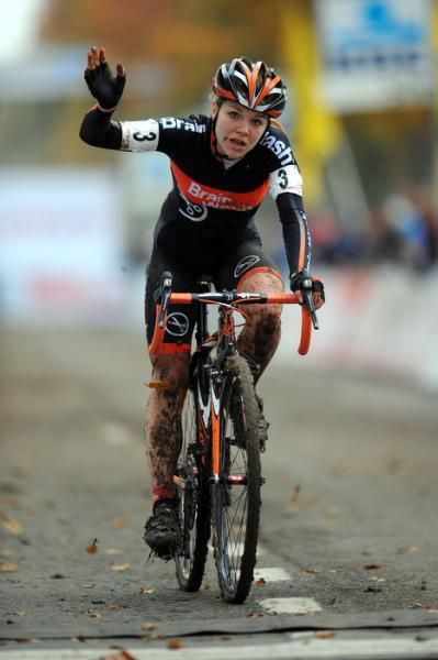Sanne van Paassen (BrainWash) waves to the crowd after finishing third.