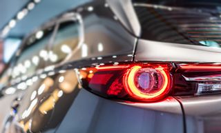 LED-Fahrzeugbeleuchtungen mögen nicht unbedingt heller sein als die herkömmlichen Alternativen. Aber allein durch die massiv gesteigerte Lebensdauer machen sie ihren Aufpreis mehr als wett. stock.adobe.com © voyata