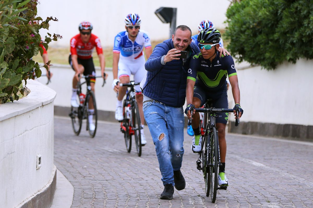 A fan gets a selfie with Nairo Quintana (Movistar)