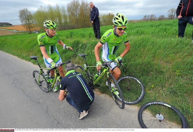The Cannondale mechanic has to quickly fix two bikes
