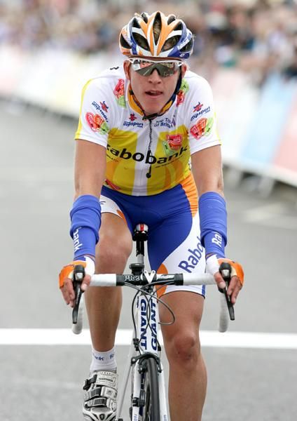 Kai Reus (Rabobank) was held up in the crash, but held the lead thanks to the 3km rule.