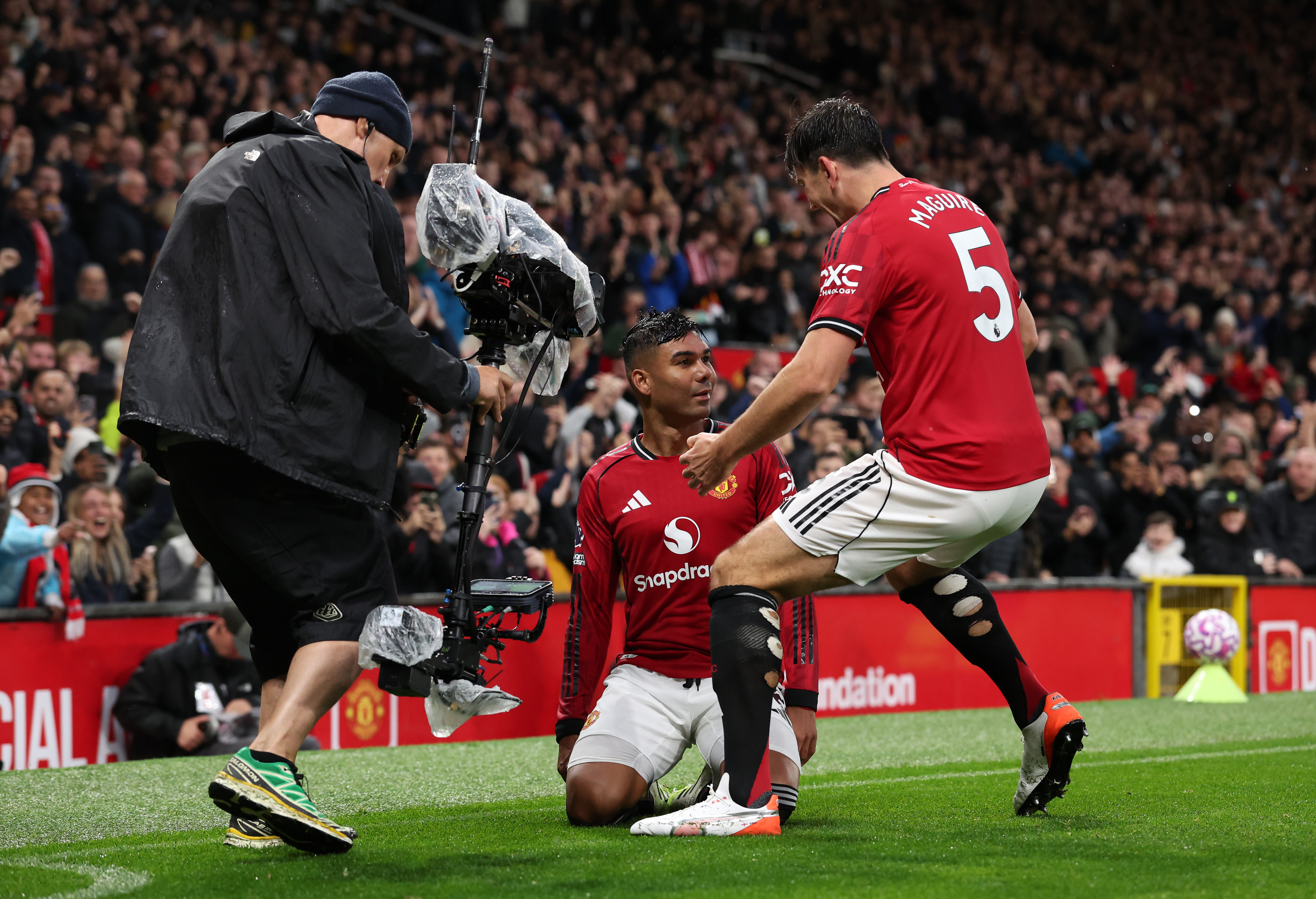 MANCHESTER, ENGLAND - SEPTEMBER 20: Casemiro of Manchester United celebrates scoring his team&amp;amp;apos;s second goal with teammate Harry Maguire during the Premier League match between Manchester United and Chelsea at Old Trafford on September 20, 2025 in Manchester, England. (Photo by Alex Livesey/Getty Images)