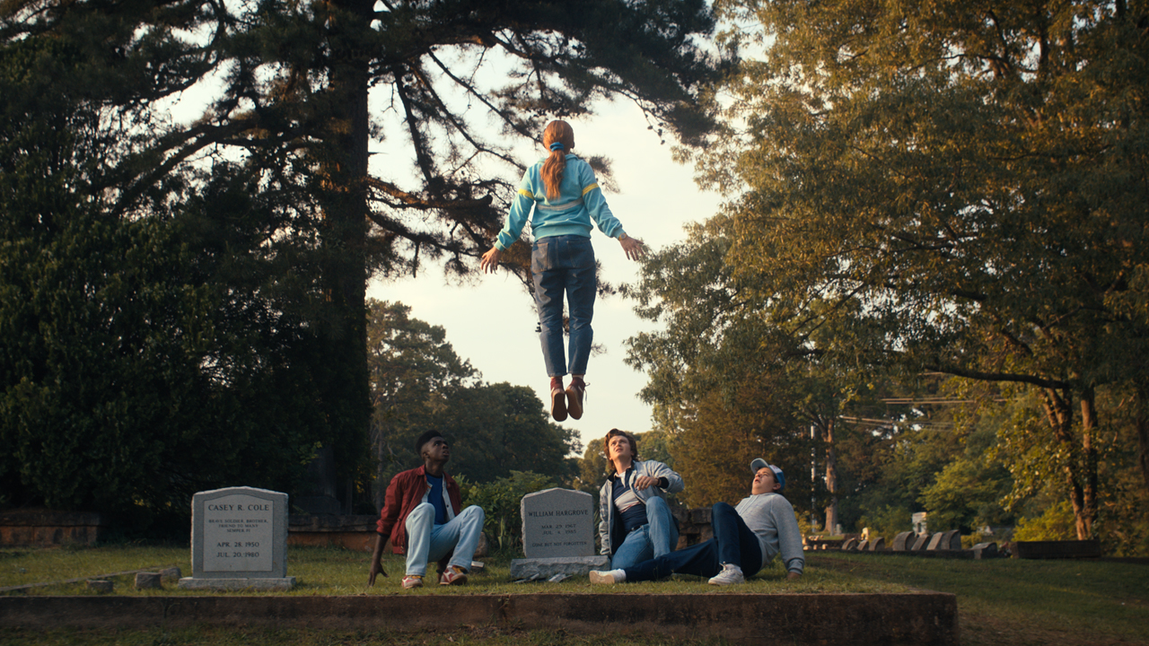 Max levita en el aire ante la sorpresa de sus amigos en la temporada 4 de Stranger Things