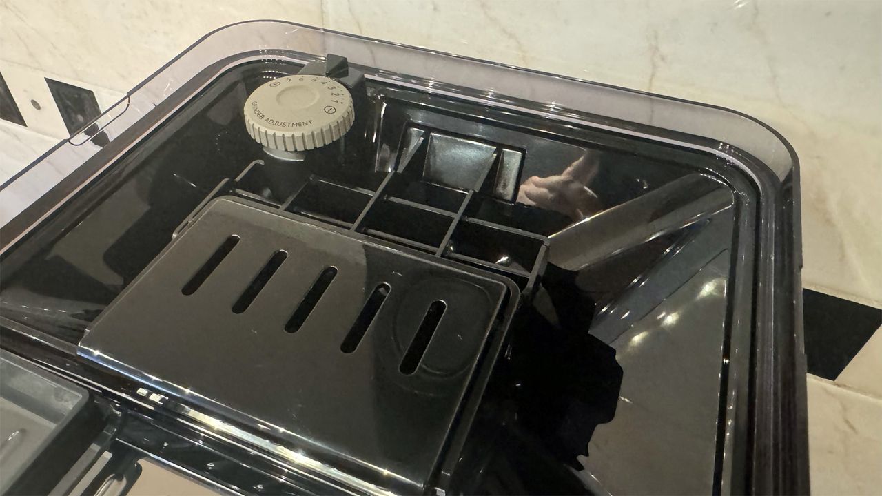 Bean hopper and grinder adjustment on the De&rsquo;Longhi Eletta Explore